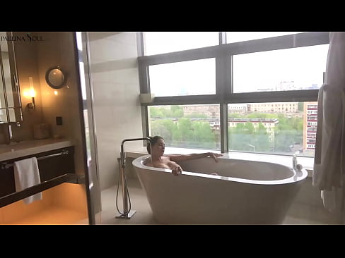 ❤️ En fantastisk babe som lidenskapelig rykker av seg fitta på badet Sex hos oss ﹏