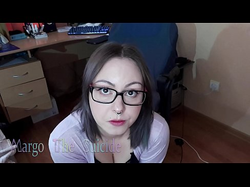 ❤️ Sexy jente med briller suger dildo dypt på kamera Sex hos oss ﹏