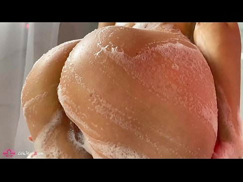 ❤️ Brunette onanerer fitte med vibrator til intens orgasme i dusjen Sex hos oss ﹏
