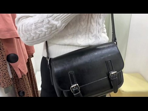❤️ Offentlig onani av ungtispe FeralBerry med en dildo i prøverommet Sex hos oss ﹏