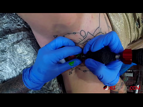 ❤️ Ekstremt tatovert hottie Sully Savage tok en tatovering på klitoris Sex hos oss ﹏